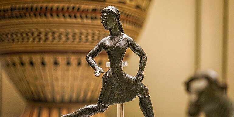 ce-de-una-nina-corriendo-520-500-ac-expuesto-en-el-museo-britanico_d72ba827_230206113017_800x533